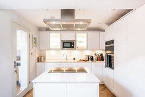 Private kitchen - Lantern Cottage, Southwold (Southwold)