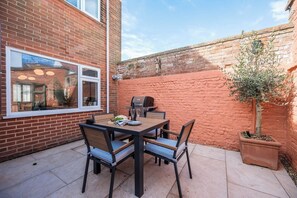 Outdoor dining - Lantern Cottage, Southwold (Southwold)