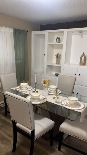 Dining - 3 Bedroom Comfortable Getaway (Indianapolis)