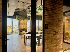 Dining - Elegante Suite con vistas | Alberca, co work y gym (Monterrey)