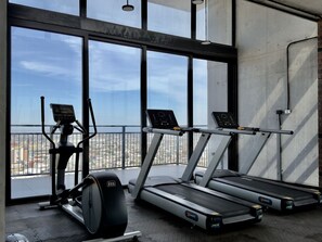 Fitness facility - Elegante Suite con vistas | Alberca, co work y gym (Monterrey)