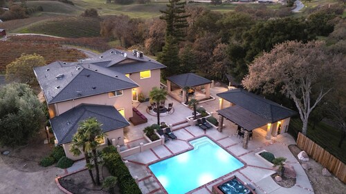 El Pomar Estate - Barn & Main House by Avantstay Pool + Spa + Firepit Vineyard Views