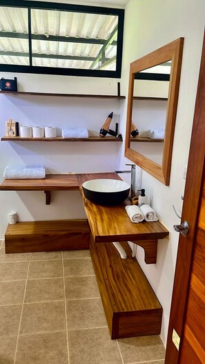 Douche, sèche-cheveux, bidet, serviettes fournies