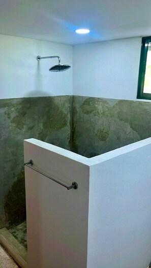 Douche, sèche-cheveux, bidet, serviettes fournies