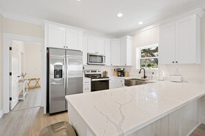 Fridge, microwave, oven, stovetop - Moon River, Waterfront Compound on Daufuskie Island (Daufuskie Island)