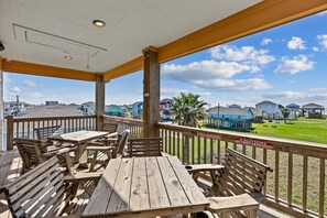 Outdoor dining - Crystal Beach 3BR Oasis with Hot Tub and Fire Pit | Sleeps 8 (Crystal Beach)