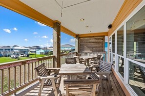 Outdoor dining - Crystal Beach 3BR Oasis with Hot Tub and Fire Pit | Sleeps 8 (Crystal Beach)