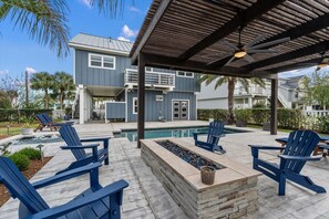 A heated pool - Modern 3BR Galveston with Fire Pit & Private Pool & Jacuzzi | Mins to the Beach (Galveston)