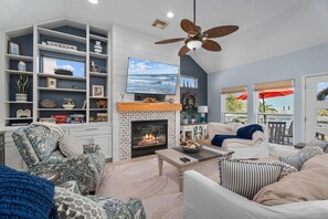 Smart TV, books - Modern 3BR Galveston with Fire Pit & Private Pool & Jacuzzi | Mins to the Beach (Galveston)