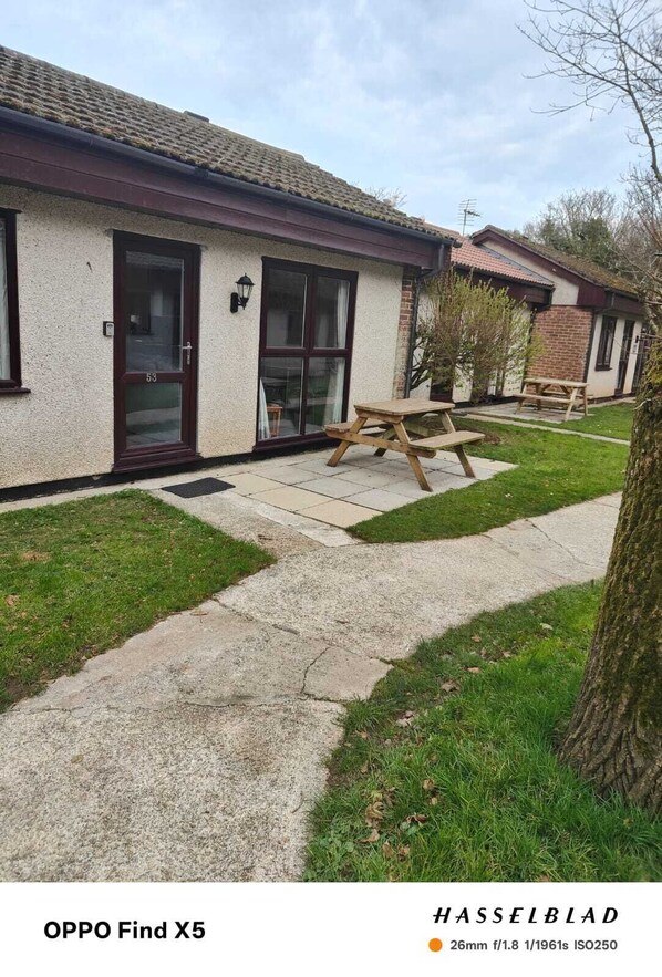 Outdoor dining - Charming 2-bedroom bungalow in Saint Erth Praze perfect for relaxing (Saint Erth Praze)