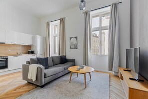 TV, stereo - Blueground | Landstraße, washer/dryer, nr Belvedere (Vienna)