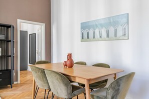 Dining - Blueground | Landstraße, washer/dryer, nr Belvedere (Vienna)