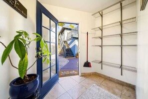 Interior - Pacific Heights New Discounted Rates & View (San Diego)