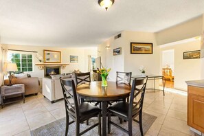 Interior - Pacific Heights New Discounted Rates & View (San Diego)
