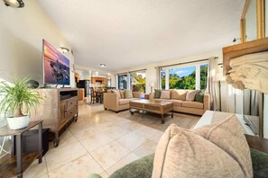 Smart TV, fireplace - Pacific Heights New Discounted Rates & View (San Diego)