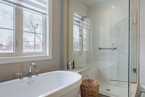 Shower, hair dryer, towels, soap - Big House near China Town, Airport, Mississauga South (Mississauga)