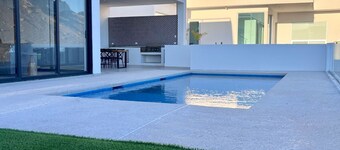 Beach Access • Private Pool - Sleeps 12 - Ocean Views & Tetakawi Mountain