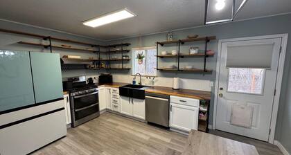 Driftwood Getaway A Lovely 2-bedroom home in a quiet court setting