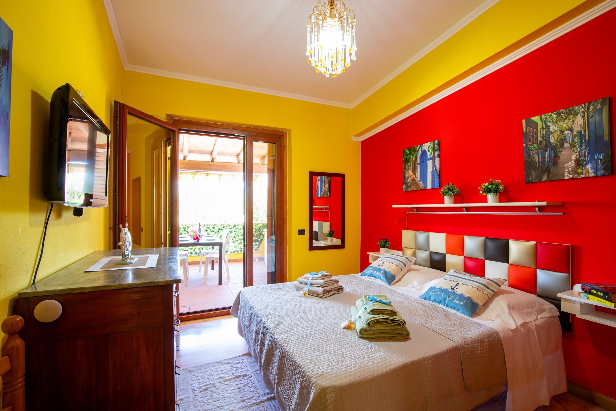 Tabla de planchar con plancha, wifi gratis y ropa de cama 