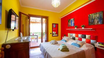 Tabla de planchar con plancha, wifi gratis y ropa de cama