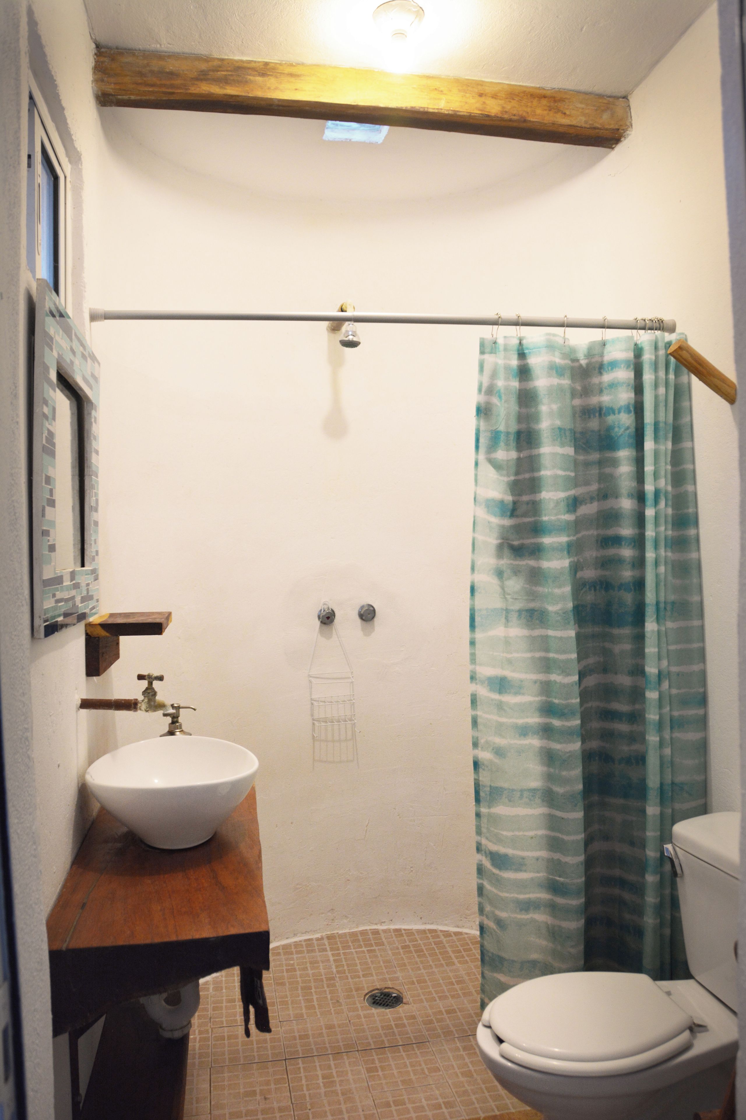 Un baño con ducha, inodoro y lavabo.