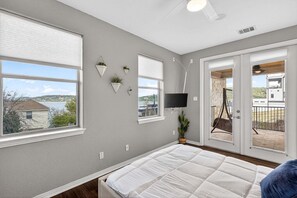 Desk, iron/ironing board, free WiFi, bed sheets - 5BR, Lake Travis Views, Austin Water (Austin)
