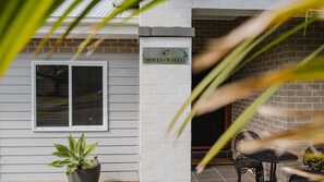 Exterior detail - Molly-Wallee a walk to the beach (Mollymook Beach)
