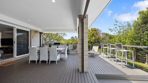 Outdoor dining - Molly-Wallee a walk to the beach (Mollymook Beach)