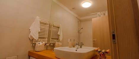 Secadora de cabello, toallas, jabón, papel de baño