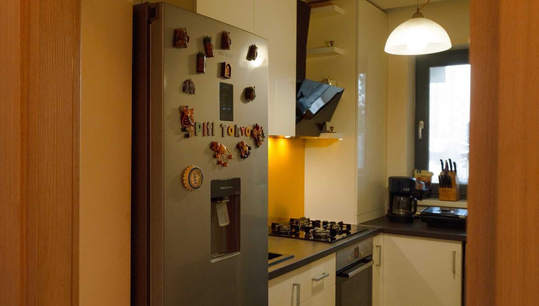 Réfrigérateur, four à micro-ondes, un four, cafetière-théière
