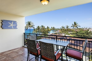 Outdoor dining - Kona Alii 711 - Oceanfront Kona Penthouse w/ AC | Walk to Town (Kailua Kona)