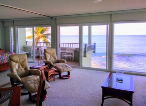 TV, stereo - Banyan Tree 304 - Oceanfront Kona Condo w/ Views, Pool & Lanai (Kailua Kona)