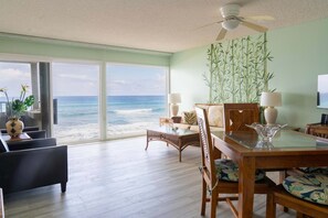 TV, stereo - Banyan Tree 304 - Oceanfront Kona Condo w/ Views, Pool & Lanai (Kailua Kona)
