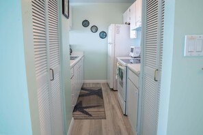 Coffee/tea maker, fridge, microwave, oven - Banyan Tree 304 - Oceanfront Kona Condo w/ Views, Pool & Lanai (Kailua Kona)