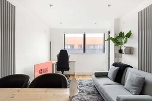 TV - GuestReady – Stylish urban retreat in Canary Wharf (London)