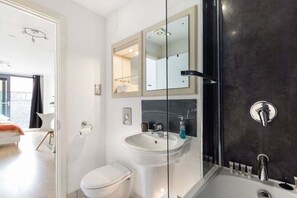 Shower, hair dryer, towels - GuestReady – Stylish urban retreat in Canary Wharf (London)