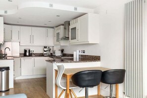 Fridge, microwave, oven, dishwasher - GuestReady – Stylish urban retreat in Canary Wharf (London)