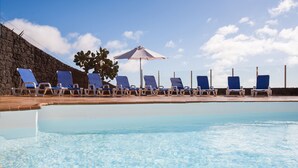 A pool with clear water, surrounded by lounge chairs and umbrellas. - Bellavista private heated pool and sauna (Valles, Los)