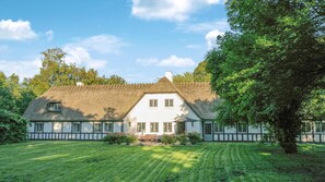 A traditional white house with a thatched roof, surrounded by a well-maintained lawn and trees. - VillaVilla 951 - Nr. Aaby, Fyn og øer (Nørre Aaby)
