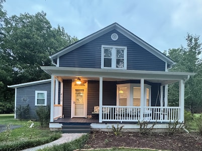 Bluebird Bungalow at the Lake 
Clarksville, Virginia • Hot Tub & near the Lake!