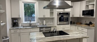 Bluebird Bungalow at the Lake 
Clarksville, Virginia • Hot Tub & near the Lake!