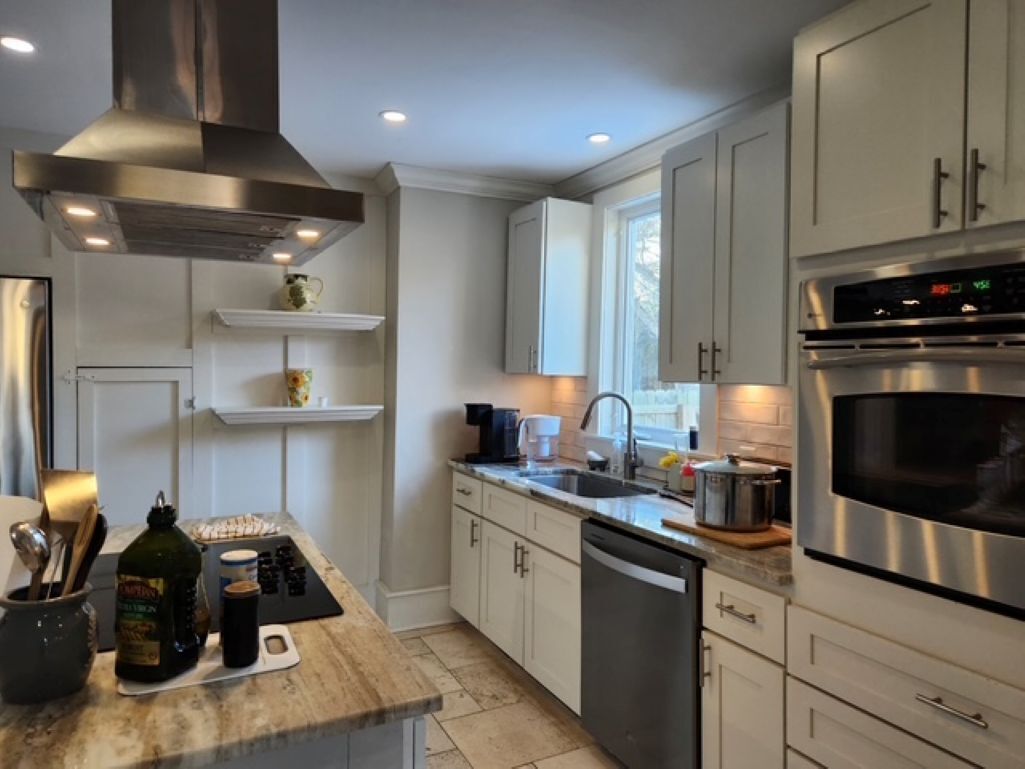 Coffee/tea maker, fridge, microwave, oven