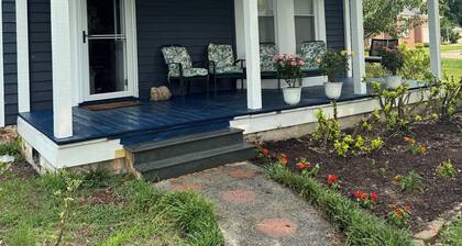 Bluebird Bungalow at the Lake
Clarksville, Virginia • Hot Tub & near the Lake!