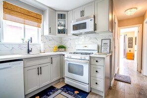 Private kitchen - 2 Bedroom East-York Bungalow (Toronto)