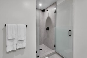 Shower, hair dryer, towels - 501-2902 Luxury Ocean View from Balcony Rooftop Pool & GYM (Miami)