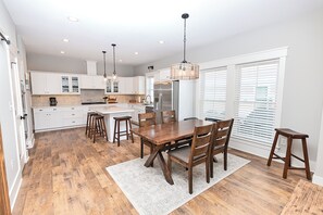 Dining - Oceanside, close to Duck Village and Shopping-SSV110, Captain's Quarters (Duck)