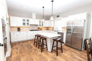 Fridge, microwave, oven, stovetop - Oceanside, close to Duck Village and Shopping-SSV110, Captain's Quarters (Duck)