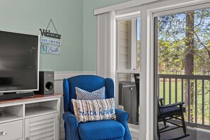 Smart TV - Stylish Myrtle Beach Retreat, Golf Views • Pool • Near Beach and Broadway (Myrtle Beach)