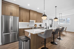 Private kitchen - Gorgeous 6BR Luxury Home | Downtown Views (Calgary)