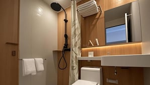 A modern bathroom with a toilet, shower, and vanity. - Qiqiaowu Hotel Xinfadi Subway Station (Beijing)